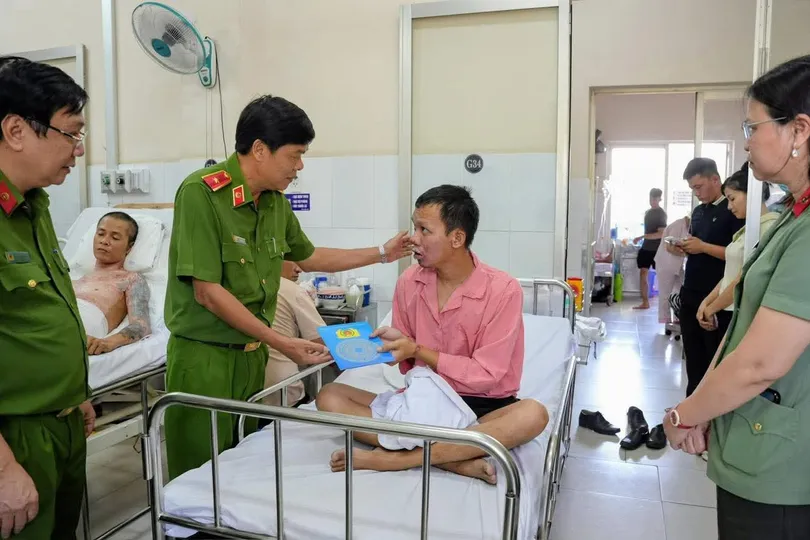 Lãnh đạo Công an TPHCM thăm, động viên chiến sĩ bị thương khi làm nhiệm vụ