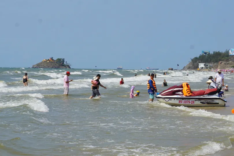 Phường Vũng Tàu: Bãi Sau đã sạch sâu biển và sứa, khách nghỉ lễ bắt đầu đổ về