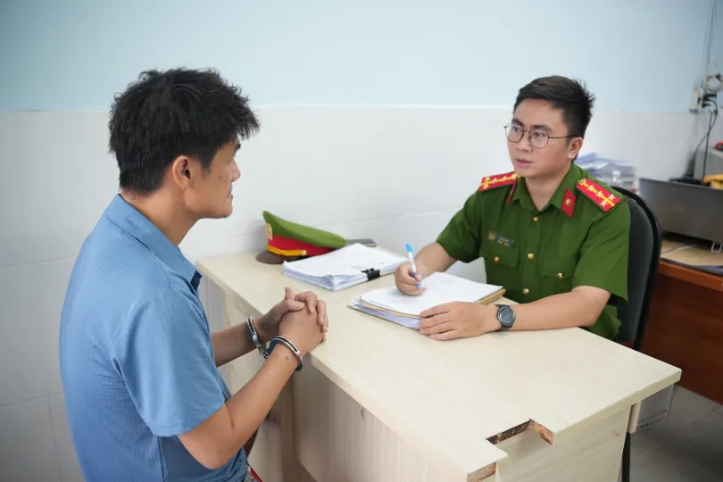Bắt khẩn cấp 4 đối tượng mang hung khí đến nhà dân đe dọa