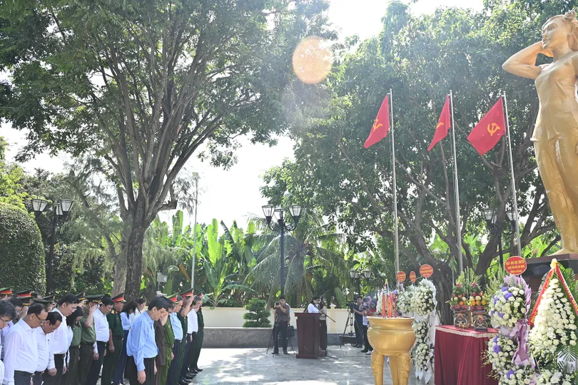 Chủ tịch Quốc hội Trần Thanh Mẫn dâng hương tưởng nhớ Anh hùng liệt sĩ Võ Thị Sáu