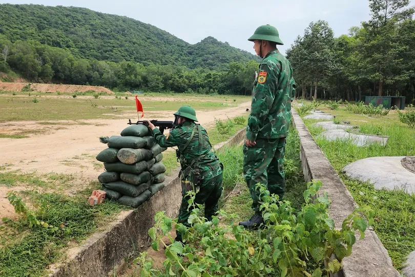 Cán bộ, chiến sĩ Bộ đội Biên phòng TPHCM kiểm tra bắn đạn thật