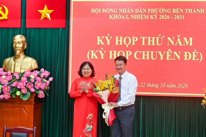 Đồng chí Nguyễn Trường Nhật Phượng tặng hoa chúc mừng Chủ tịch UBND phường Bến Thành