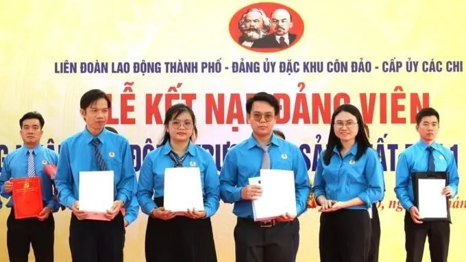 TPHCM kết nạp các công nhân, lao động ưu tú vào hàng ngũ của Đảng dịp 3-2-2026. Ảnh: THÁI PHƯƠNG