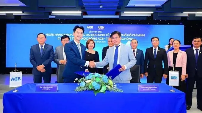 ACB và UEH ký kết thỏa thuận hợp tác triển khai Chương trình Học bổng ACB – Trần Mộng Hùng. Ảnh: NHUNG NGUYỄN