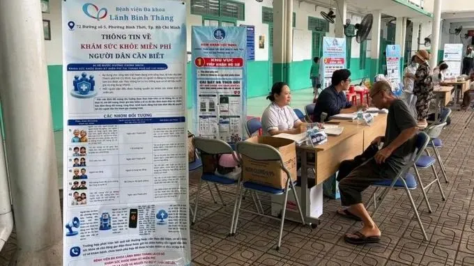 Người dân phường Bình Thới đăng ký khám sức khỏe tại điểm khám trên địa bàn. Ảnh: THÀNH SƠN