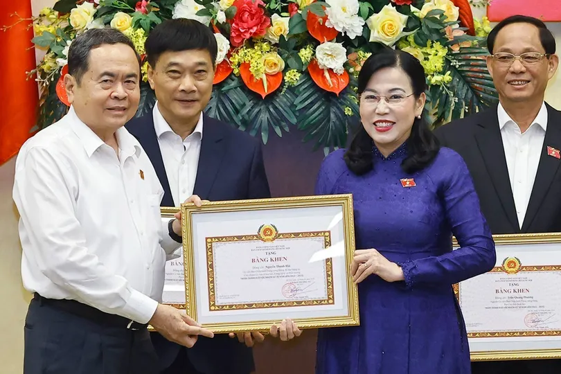 Chủ tịch Quốc hội Trần Thanh Mẫn trao tặng Bằng khen của Ban Chấp hành Đảng bộ Quốc hội cho các cá nhân hoàn thành xuất sắc nhiệm vụ 5 năm liền (2021-2025) (ẢNH: TTXVN)