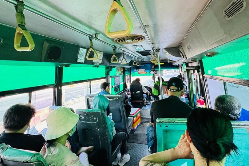 Để xe buýt hấp dẫn hơn - Bài 2: Xe buýt oằn mình, hành khách nhọc nhằn