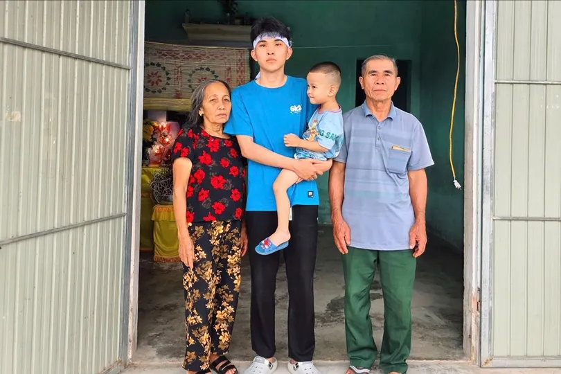 Cha mất, nam sinh lớp 12 nguy cơ nghỉ học