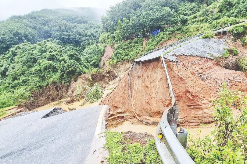 El Nino đã xuất hiện nhưng các trận mưa cực đoan vẫn xảy ra. Trong ảnh, mưa lũ cuốn bay 30m mặt quốc lộ 12 qua xã Lê Lợi (tỉnh Lai Châu), ngày 16-7. Ảnh: CÔNG AN TỈNH LAI CHÂU