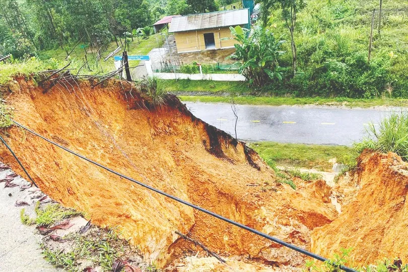 Vị trí sạt lở đất phía taluy dương trên tuyến quốc lộ 47, xã Bát Mọt, tỉnh Thanh Hóa. ẢNH: ĐÌNH TÙNG
