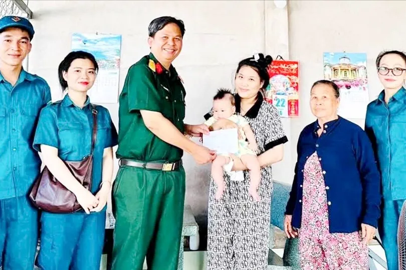 “Người mẹ đỡ đầu” mang màu áo lính