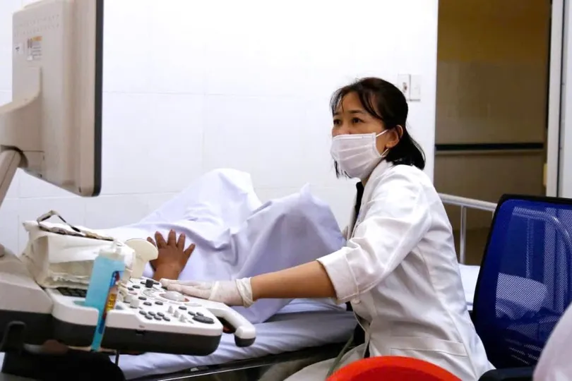Phụ nữ độc thân sinh con bằng thụ tinh trong ống nghiệm: Đảm bảo quyền lợi cho mẹ và trẻ