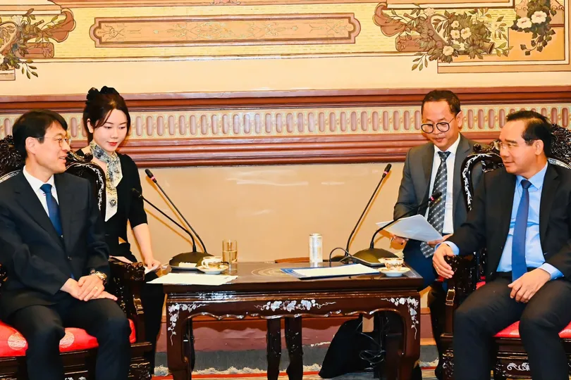 Chủ tịch UBND TPHCM Nguyễn Văn Được tiếp quyền Thị trưởng TP Daegu Kim Jung-ki. Ảnh: VIỆT DŨNG 