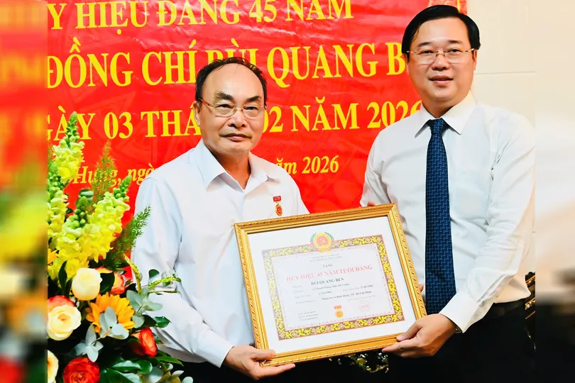 Lãnh đạo TPHCM trao Huy hiệu Đảng đến Thượng tướng Bùi Quang Bền