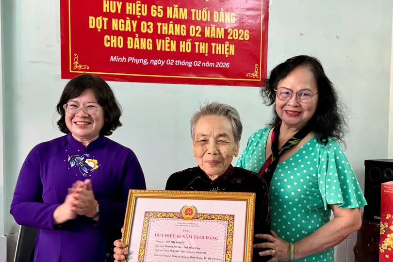 Phó Bí thư Thành ủy TPHCM Văn Thị Bạch Tuyết trao Huy hiệu 65 năm tuổi Đảng 