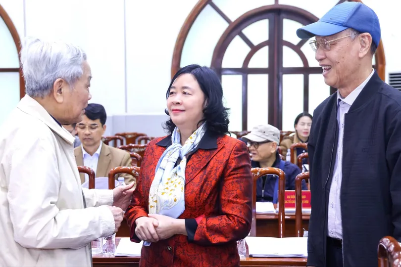 Đồng chí Bùi Thị Minh Hoài, Chủ tịch Ủy ban Trung ương MTTQ Việt Nam trao đổi với các đại biểu