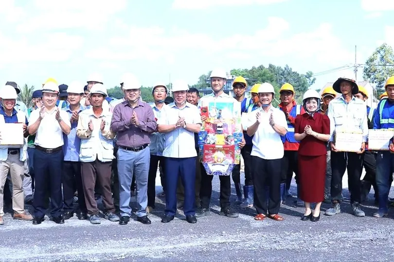 Chủ tịch UBND tỉnh Đồng Nai chúc tết công nhân thi công đường cao tốc Biên Hòa - Vũng Tàu