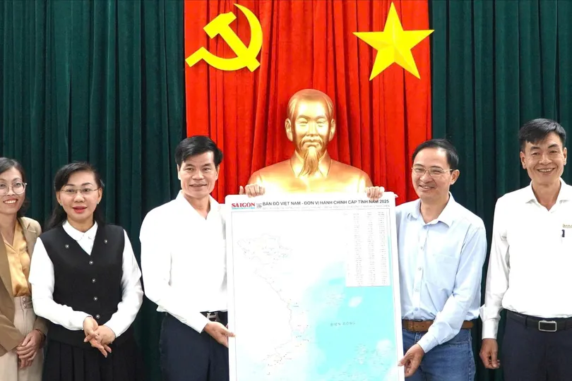 Báo Sài Gòn Giải phóng trao tặng bản đồ đến tỉnh Đồng Nai