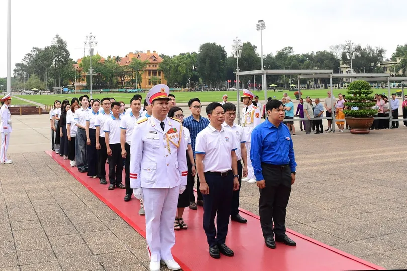 Đoàn đại biểu về dự Giải thưởng Gương mặt trẻ Việt Nam tiêu biểu và triển vọng năm 2025 vào Lăng viếng Bác