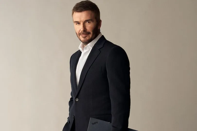 David Beckham cùng sản phẩm của Lenovo.