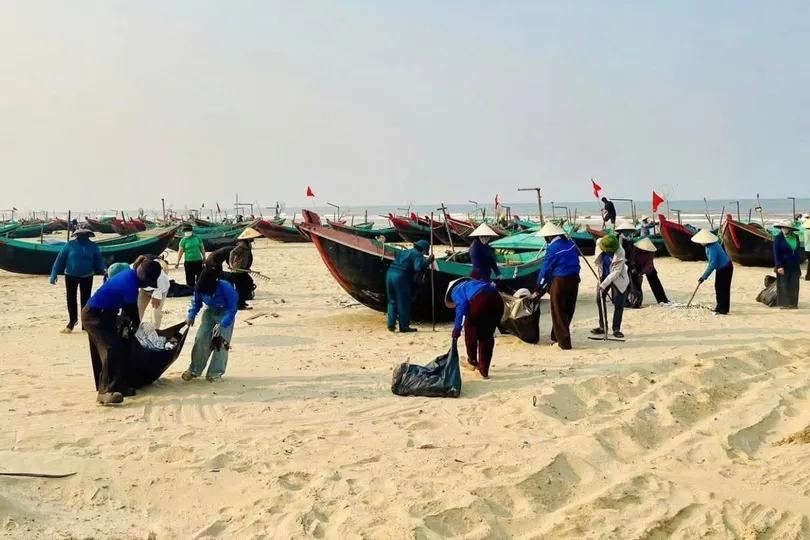 Thanh niên tình nguyện làm sạch môi trường biển tại Hà Tĩnh