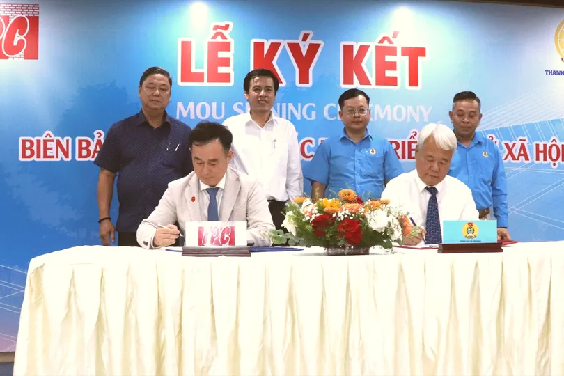 Phó Chủ tịch Thường trực LĐLĐ TPHCM Võ Khắc Thái và Quyền Tổng Giám đốc Công ty IPC Võ Hồng Tài ký biên bản ghi nhớ hợp tác. Ảnh: THÁI PHƯƠNG