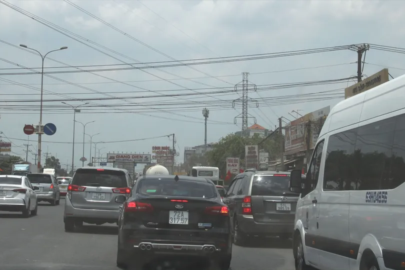 Tháo dỡ xong 2 trạm thu phí, quốc lộ 51 vẫn kẹt cứng dịp nghỉ lễ