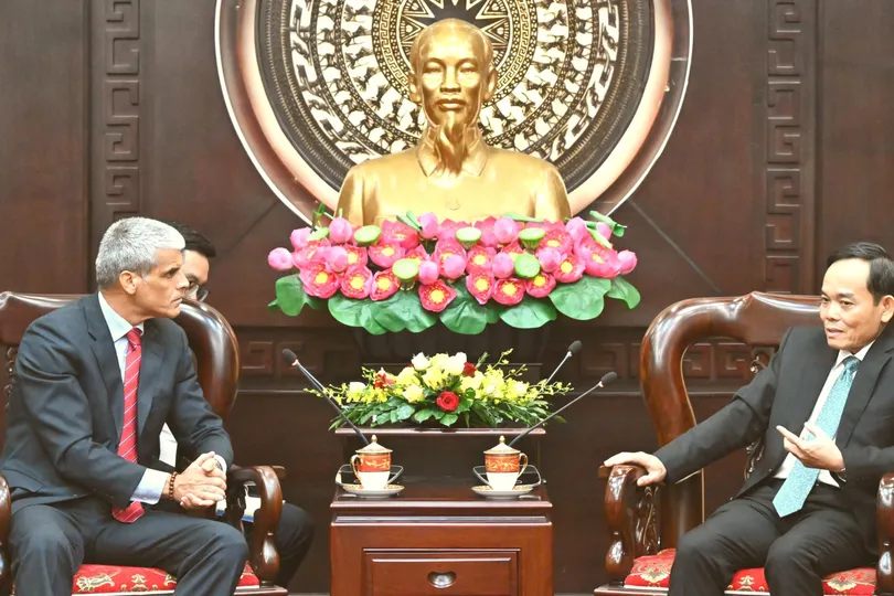 Bí thư Thành ủy TPHCM Trần Lưu Quang tiếp Tổng lãnh sự Cuba tại TPHCM Mauricio Alejandro Martinez Duque. Ảnh: VIỆT DŨNG 