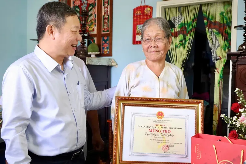 Trưởng Ban Tuyên giáo và Dân vận Thành ủy TPHCM thăm, chúc thọ nữ thương binh tròn 90 tuổi 