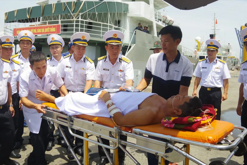 Đưa ngư dân bị tai nạn từ Trường Sa vào bờ an toàn