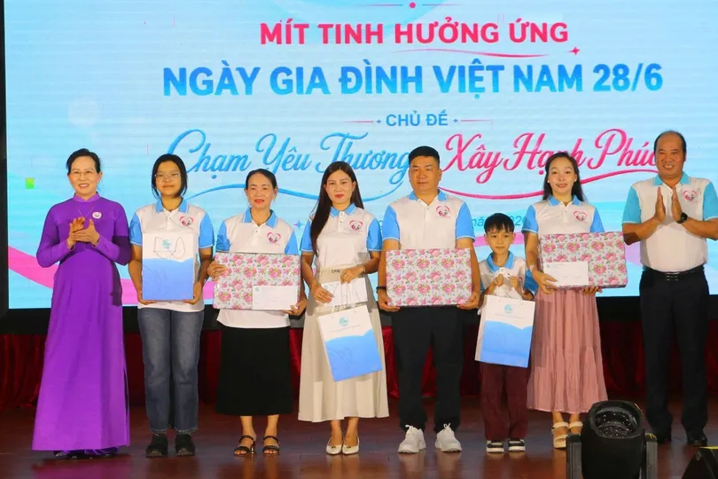 Tặng quà các gia đình tiêu biểu tham gia giao lưu tại chương trình 