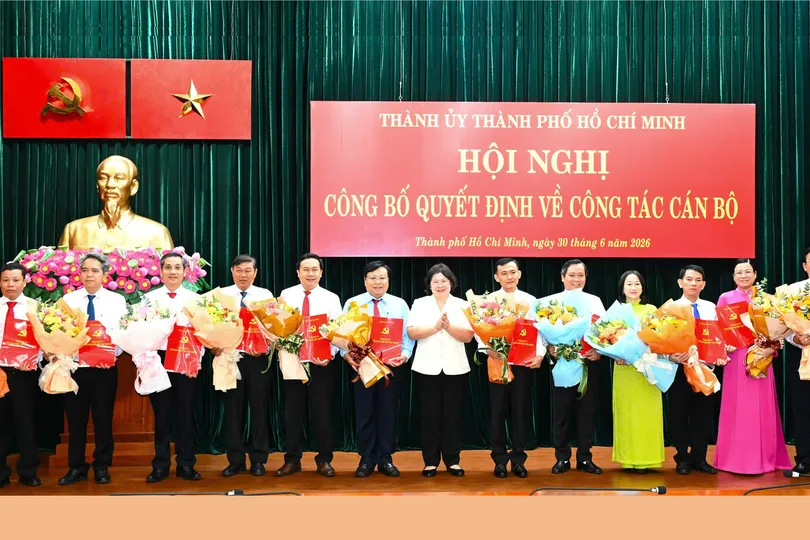 Phó Bí thư Thành ủy TPHCM Văn Thị Bạch Tuyết trao quyết định cán bộ