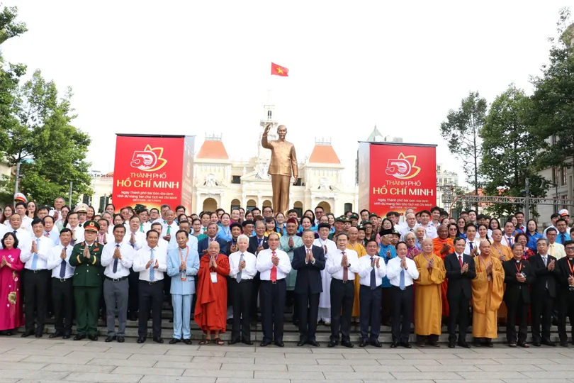 Tổng Bí thư, Chủ tịch nước Tô Lâm cùng Đoàn đại biểu dâng hoa Chủ tịch Hồ Chí Minh. Ảnh: NGÔ BÌNH