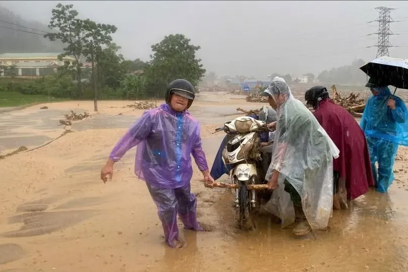 Lai Châu: Mưa lũ chia cắt nhiều khu vực, 5 người được cứu an toàn
