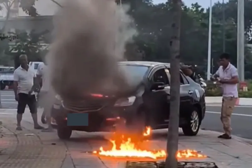Ô tô đang dừng sửa bên đường bất ngờ bốc cháy