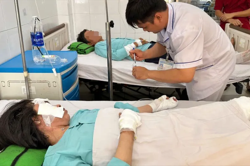 Nỗ lực cứu chữa các nạn nhân trong vụ cháy xe khách trên quốc lộ 1A