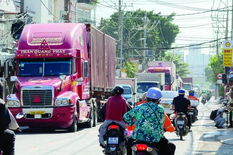 Lượng lớn xe container lưu thông trên đường Nguyễn Duy Trinh để hướng vào cảng Tân Cảng - Cát Lái, TPHCM. Ảnh: ĐÌNH DƯ