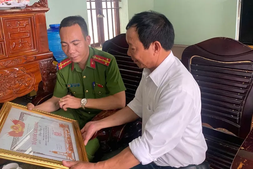 Gia đình liệt sĩ Đặng Công Nễ đón nhận tin vui tìm được hài cốt liệt sĩ nhờ ADN. Ảnh: CÔNG AN THANH HÓA