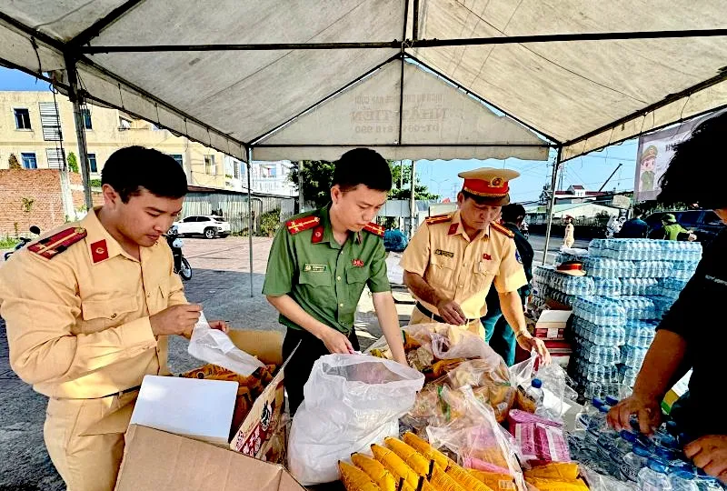 Cảnh sát giao thông Đồng Tháp tiếp sức người dân về quê đón tết