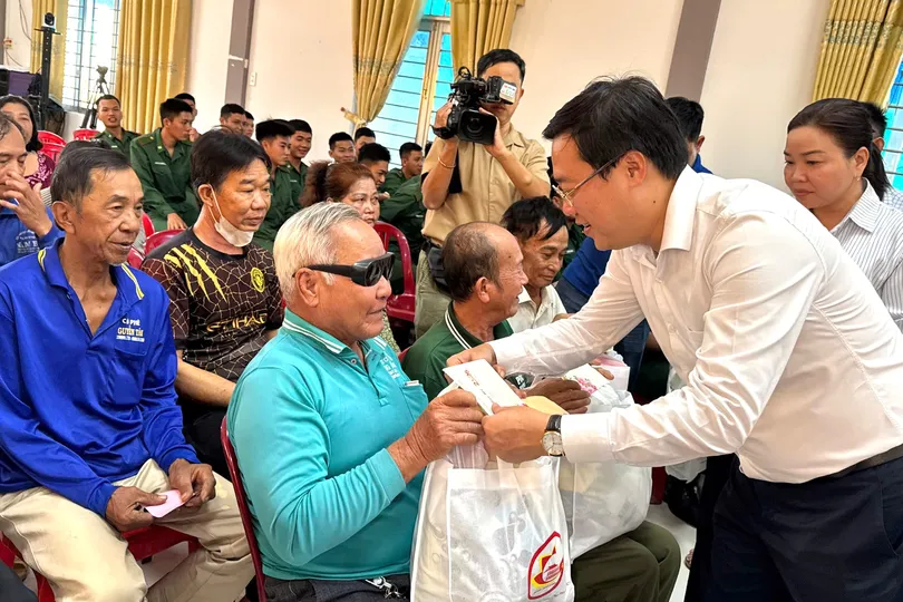 Lãnh đạo TPHCM thăm, tặng quà tết tại Đồng Tháp