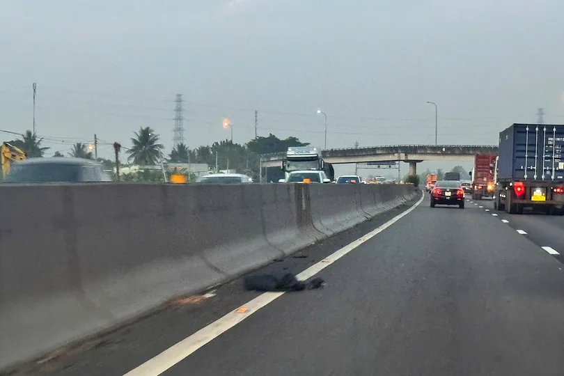 Nhiều loại rác thải trên cao tốc TPHCM – Trung Lương – Mỹ Thuận – Cần Thơ