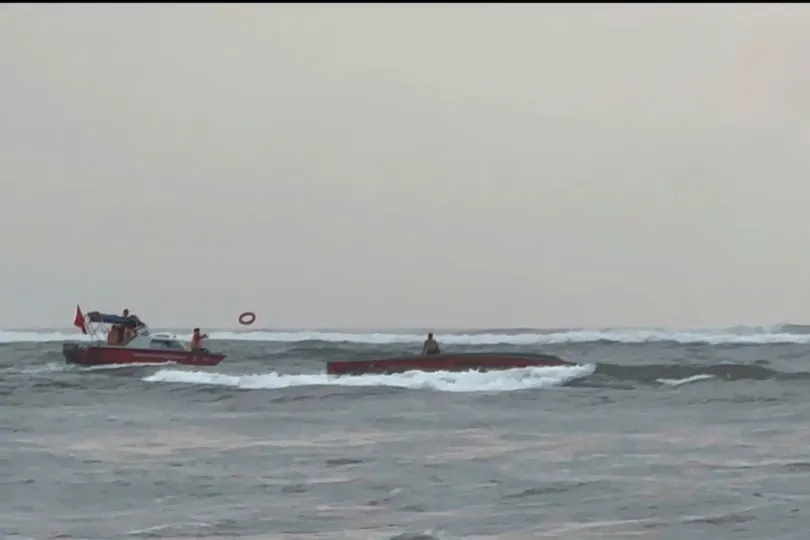 Cứu nạn thành công 5 ngư dân bị lật tàu cá ở cửa biển Nhật Lệ