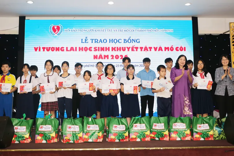 Chăm lo tết cho học sinh mồ côi, khuyết tật