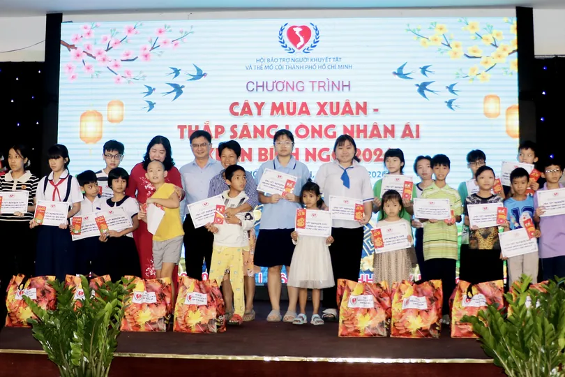 Chăm lo tết cho hơn 2.000 người khuyết tật, trẻ mồ côi