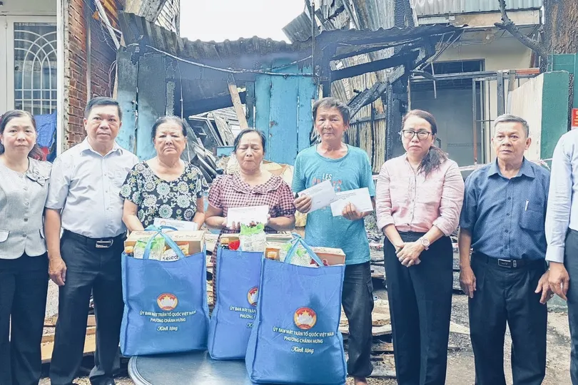 Hỗ trợ khẩn cấp các hộ dân bị ảnh hưởng vụ hỏa hoạn ở phường Chánh Hưng 