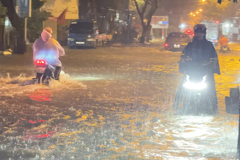 Mưa lớn kết hợp triều cường, nhiều tuyến đường ở TPHCM lại ngập sâu