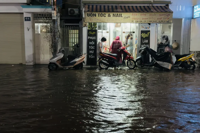 TPHCM: Mưa lớn, đường ngập, kẹt xe giờ tan tầm