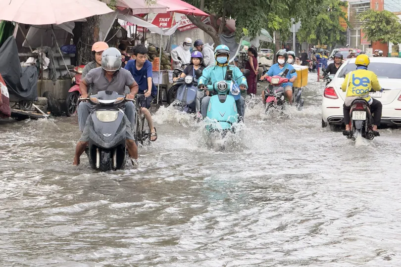 TPHCM: Triều cường vượt báo động 3, nhiều tuyến đường ngập sâu
