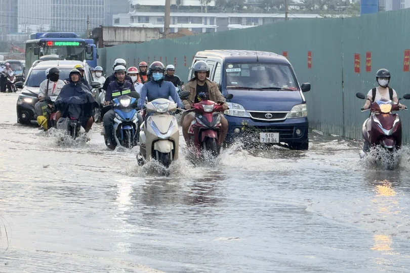 Triều cường dâng cao, nhiều tuyến đường ở TPHCM ngập nước