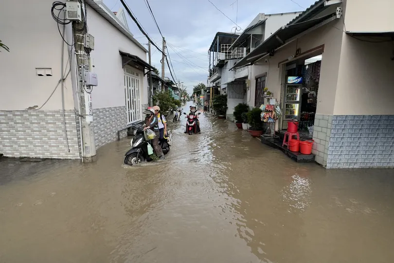 Nhiều nơi trũng thấp tại TPHCM tiếp tục ngập do triều cường